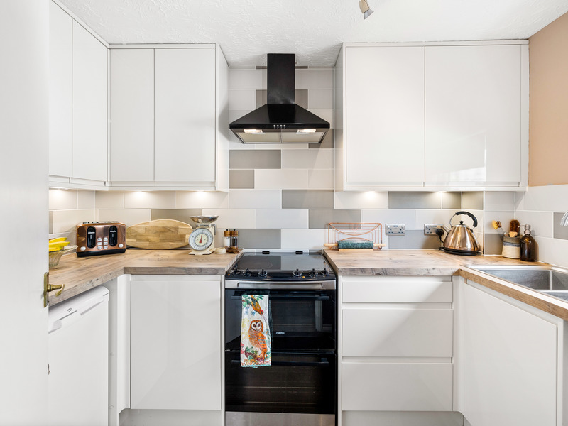 1 bed Apartment For Rent in Redhill, Surrey - 2
