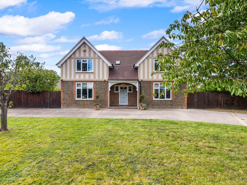 4 bed House - Detached For Rent in Crawley, West Sussex