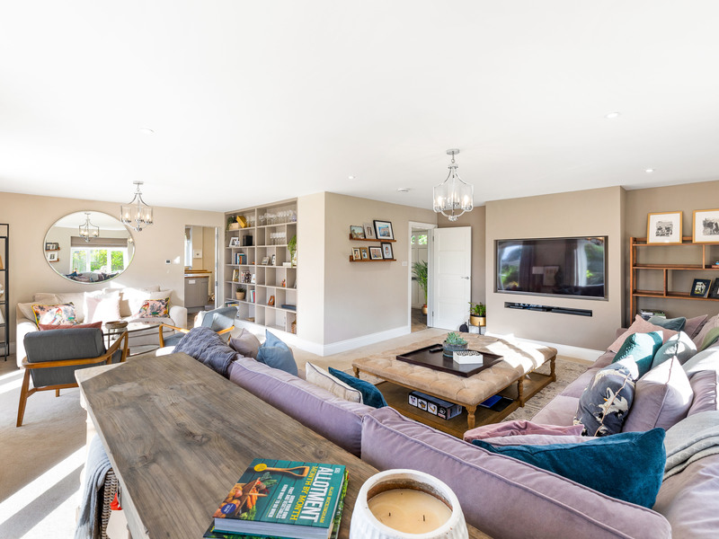 4 bed House - Detached For Rent in Crawley, West Sussex - 2