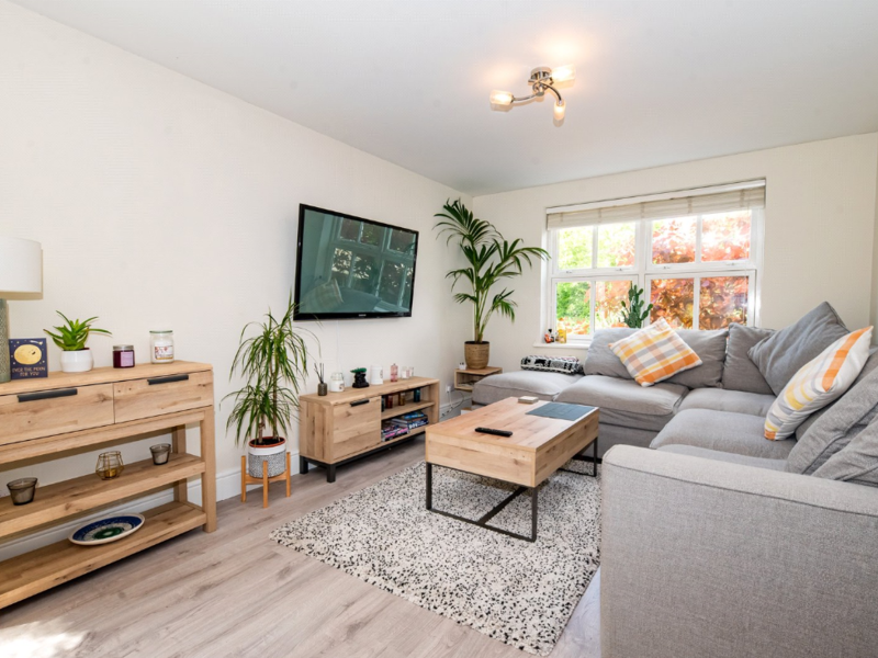 2 bed Apartment For Rent in Farnborough, Hampshire - 2