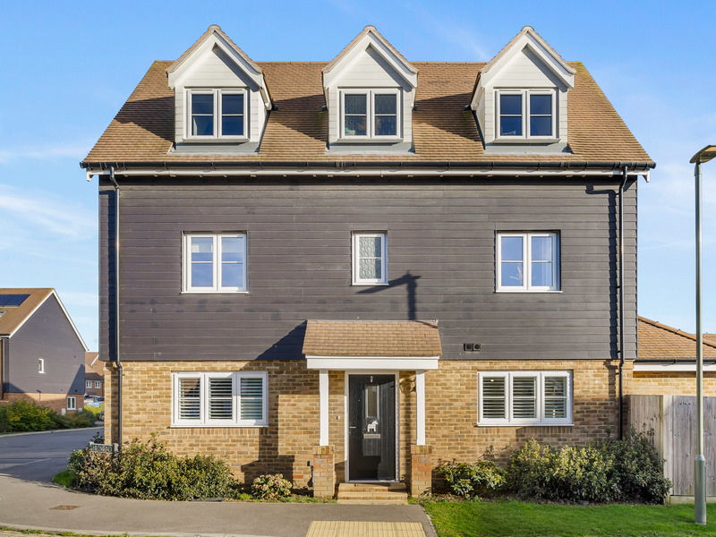 4 bed House - Detached For Sale in Horley, Surrey - 3