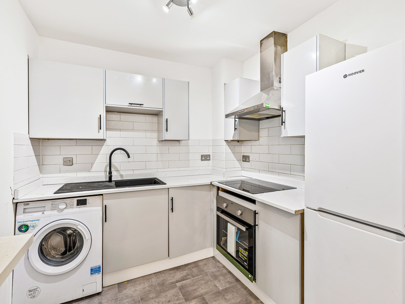 1 bed Maisonette For Rent in Caterham, Surrey - 2