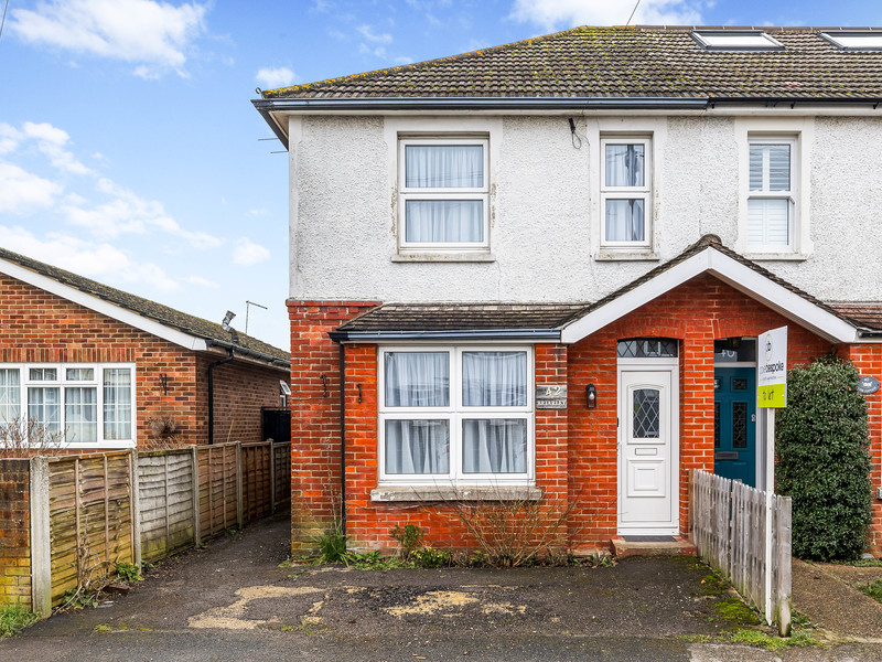 3 bed House - Semi For Rent in Horley, Surrey