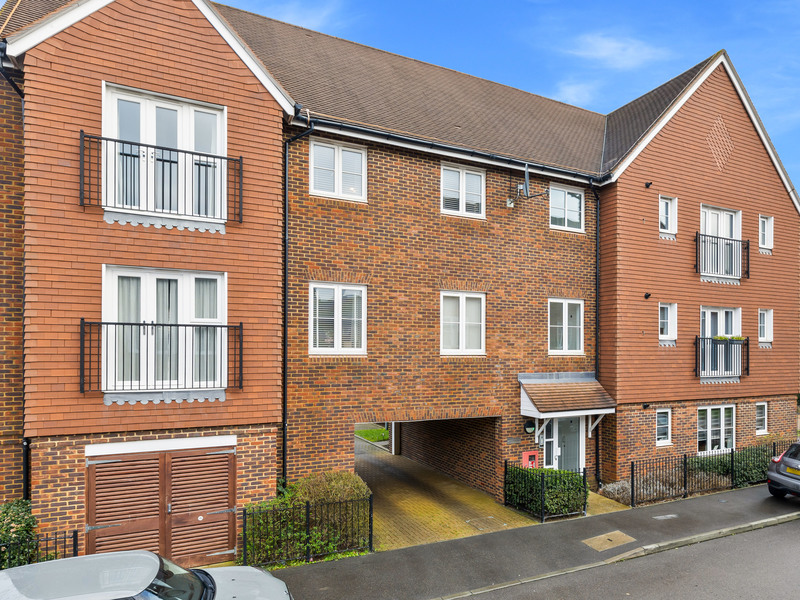 2 bed Apartment For Sale in Horley, Surrey