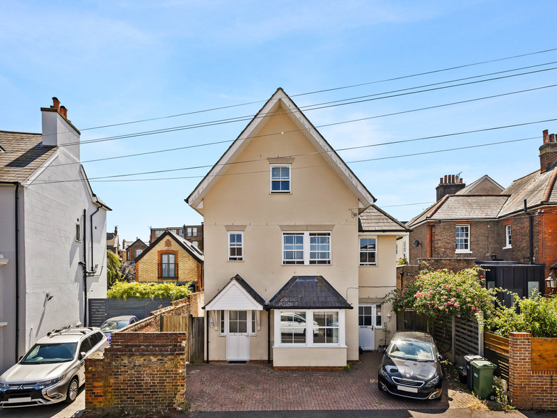 1 bed Maisonette For Sale in Reigate, Surrey