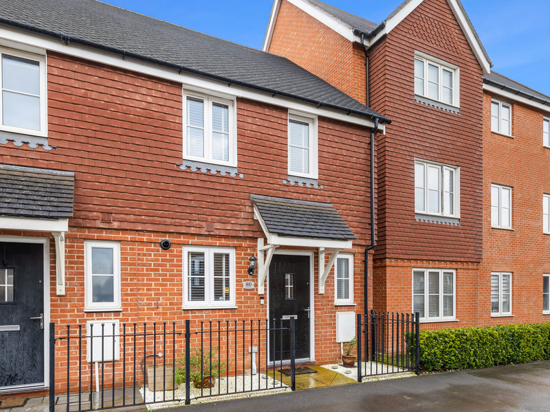 2 bed House - End Terrace For Sale in Horley, Surrey - 2