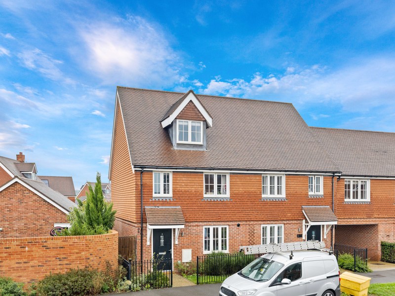 3 bed House - Semi For Sale in Horley, Surrey