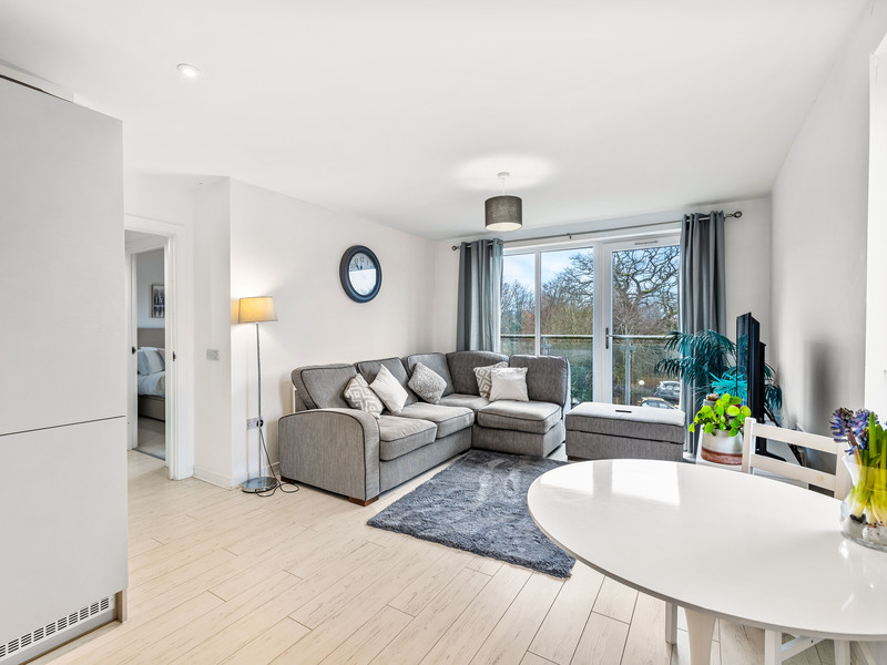 1 bed Apartment For Sale in Horley, Surrey - 3