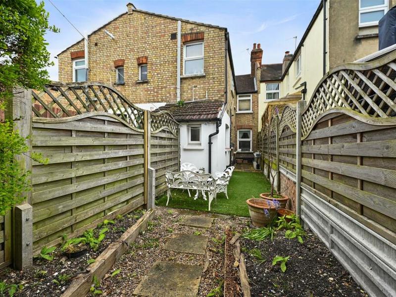 2 bed Maisonette For Rent in Sutton, Surrey - 2