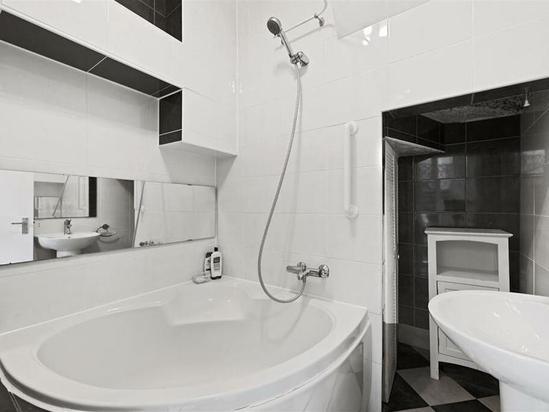 2 bed Maisonette For Rent in Sutton, Surrey - 3