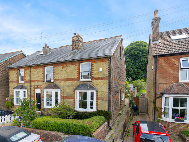 2 bed House - End Terrace For Sale in Redhill, Surrey