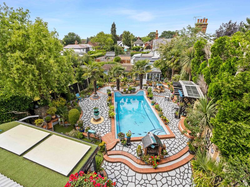 4 bed House - Detached For Sale in Woking, Surrey