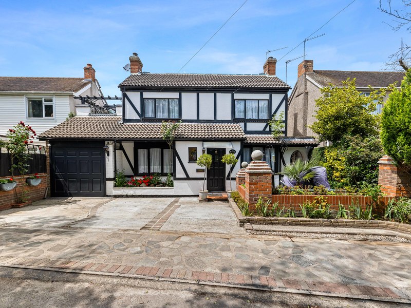 4 bed House - Detached For Sale in Woking, Surrey - 3