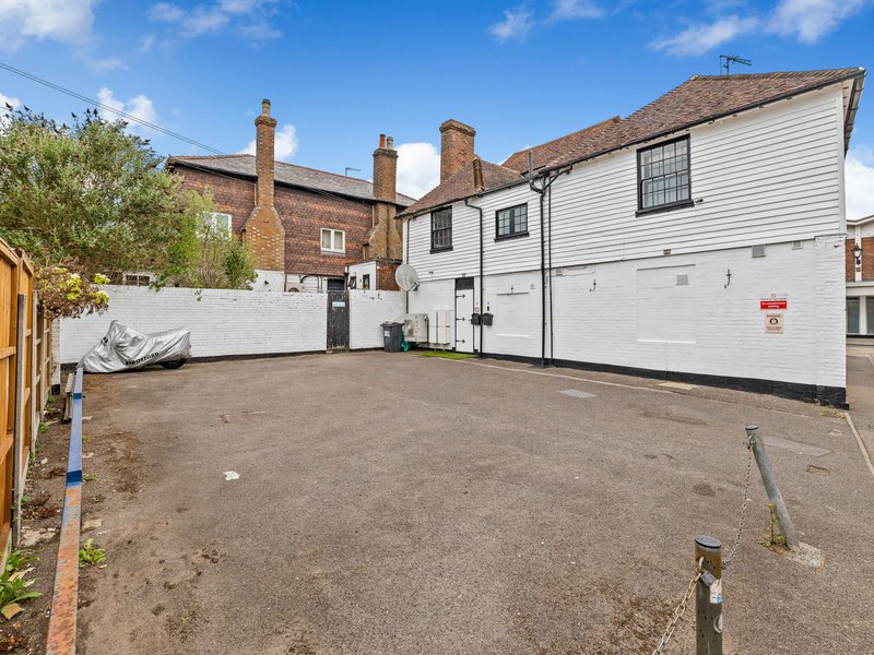 2 bed Apartment For Sale in Edenbridge, Kent