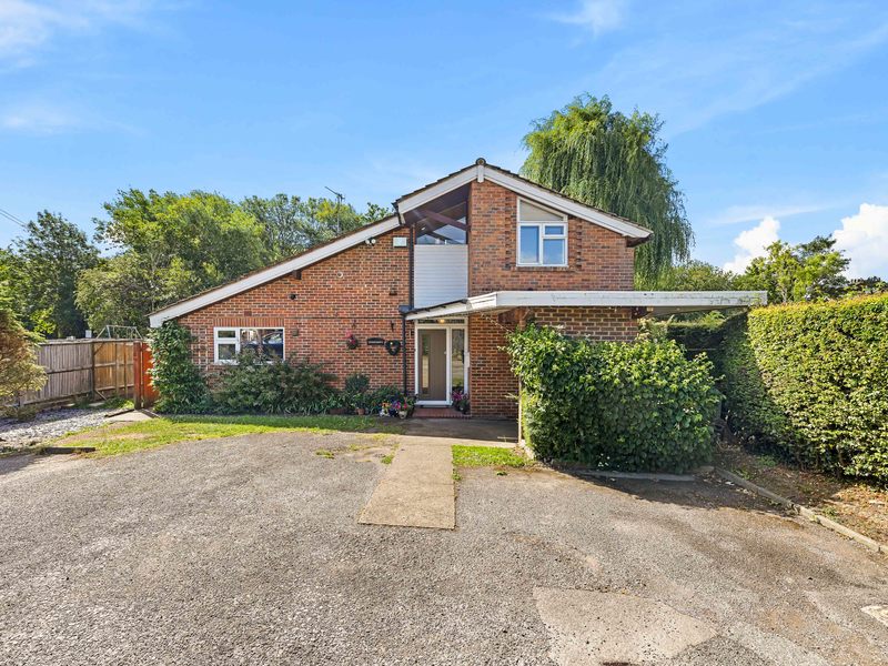 4 bed House - Semi For Sale in Horley, Surrey