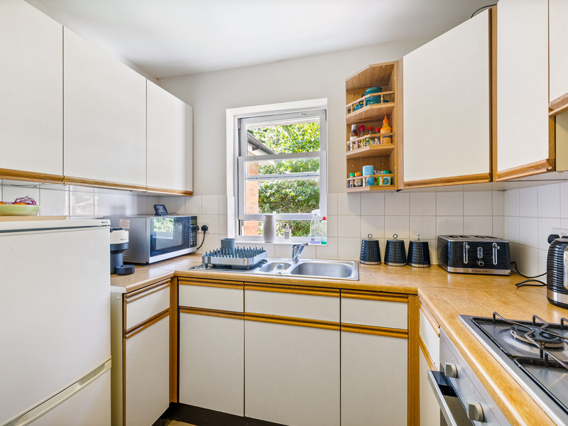 1 bed Apartment For Sale in Guildford, Surrey - 2