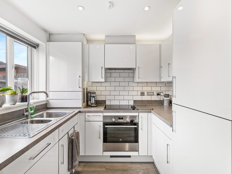 2 bed House - Semi For Sale in Horley, Surrey - 3