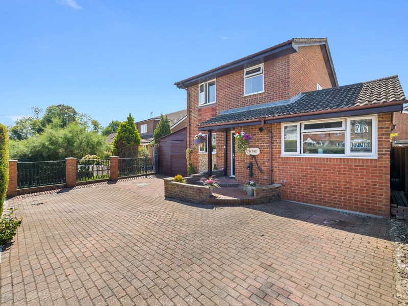 4 bed House - Detached For Sale in Horley, Surrey