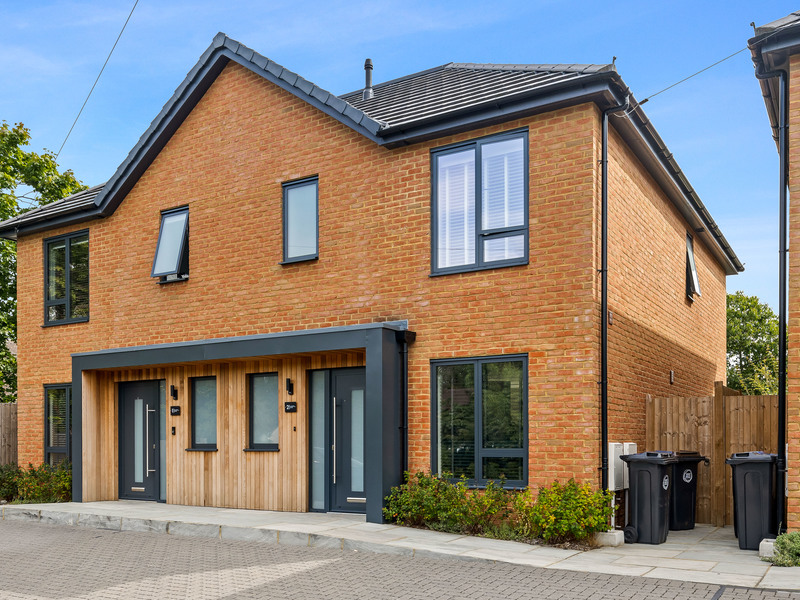 3 bed House - Semi For Sale in Horley, Surrey - 3