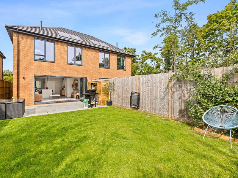 3 bed House - Semi For Sale in Horley, Surrey - 2