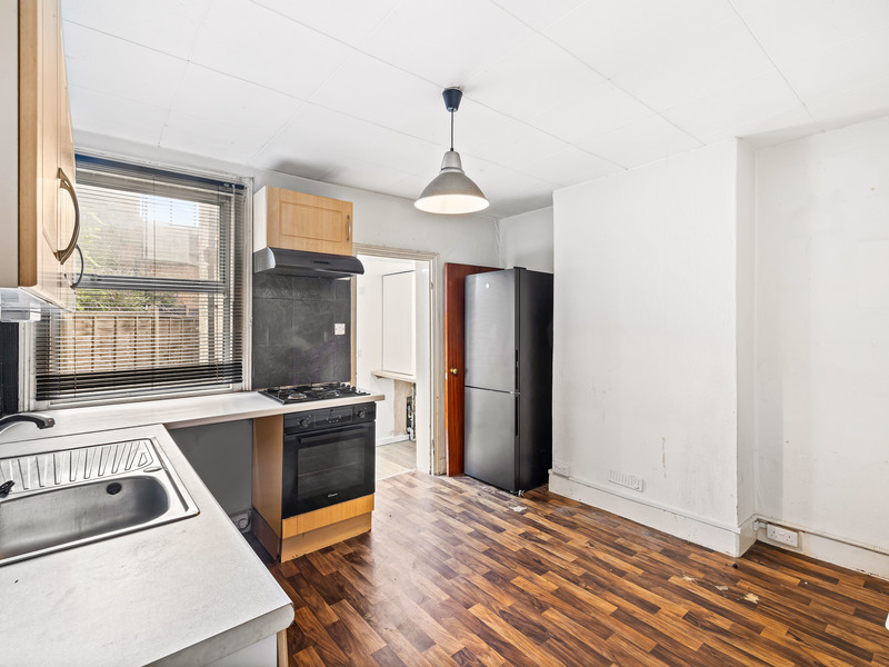 3 bed House - End Terrace For Sale in Croydon, Surrey - 2