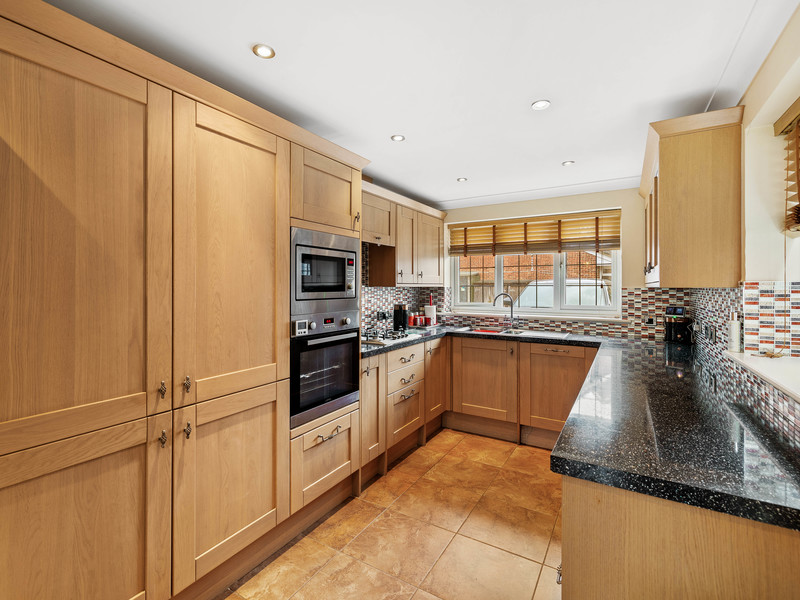 4 bed House - Detached For Sale in Horley, Surrey - 3
