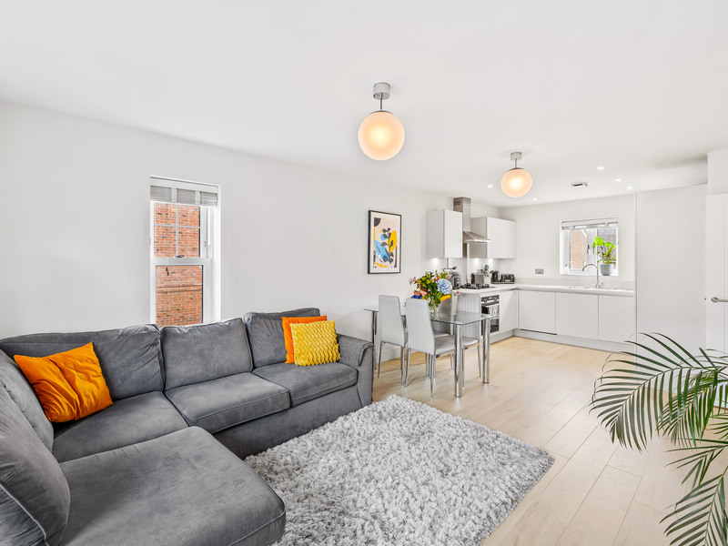 1 bed Apartment For Sale in Horley, Surrey