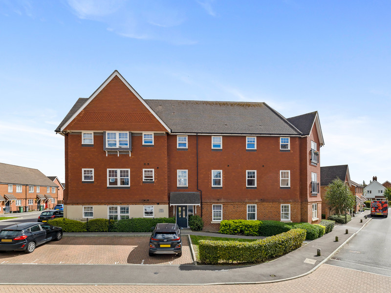 1 bed Apartment For Sale in Horley, Surrey - 3