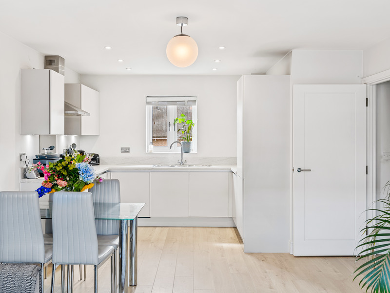 1 bed Apartment For Sale in Horley, Surrey - 2