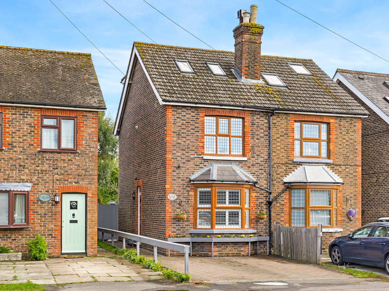 4 bed House - Semi For Sale in Horley, Surrey
