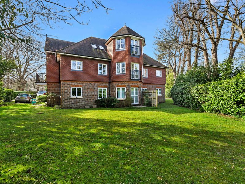2 bed Apartment For Sale in Horley, Surrey