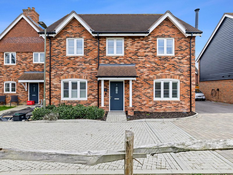 4 bed House - Detached For Sale in Horley, Surrey