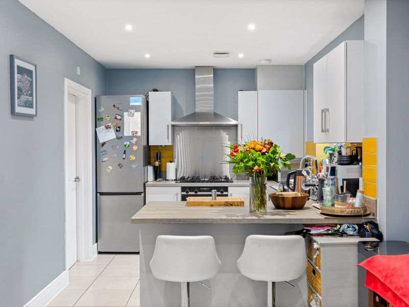 4 bed House - Detached For Sale in Horley, Surrey - 2