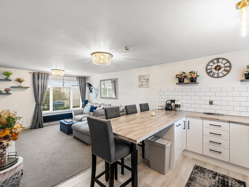 1 bed Apartment For Sale in Crawley, West Sussex - 2