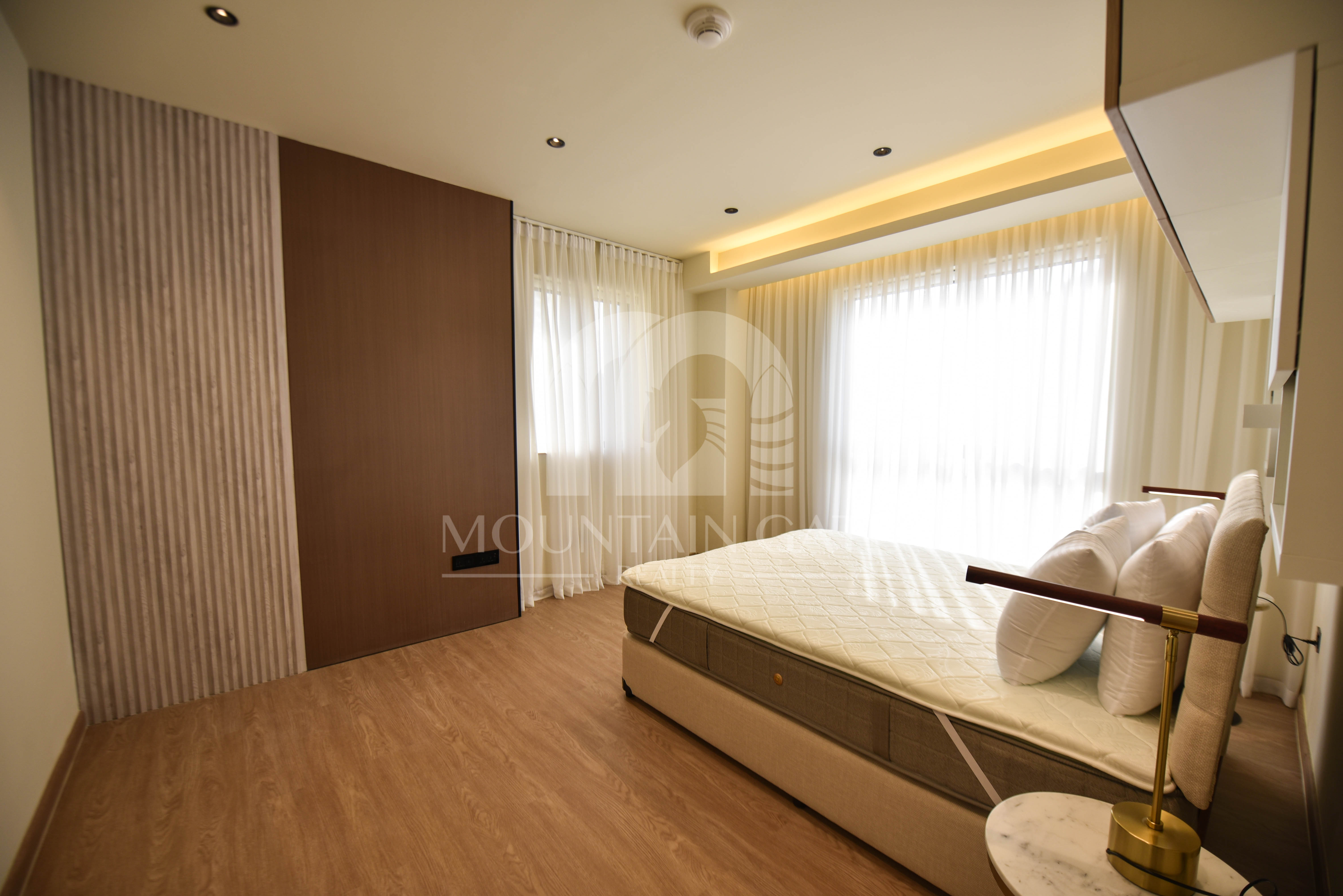 Fully Upgraded High standard Full Pool View 3BR Jumeirah Beach Residence Mountain Gate