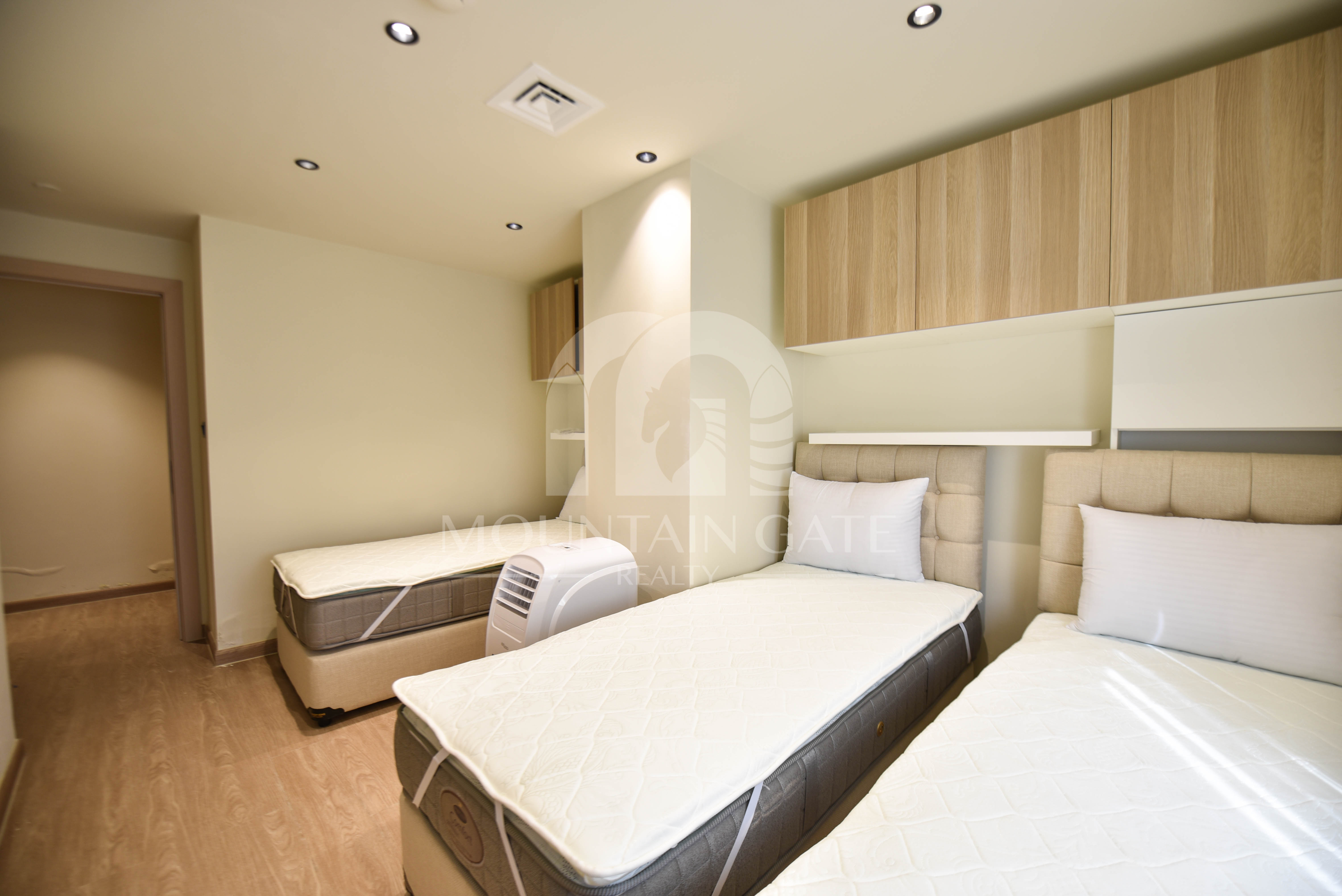 Fully Upgraded High standard Full Pool View 3BR Jumeirah Beach Residence Mountain Gate