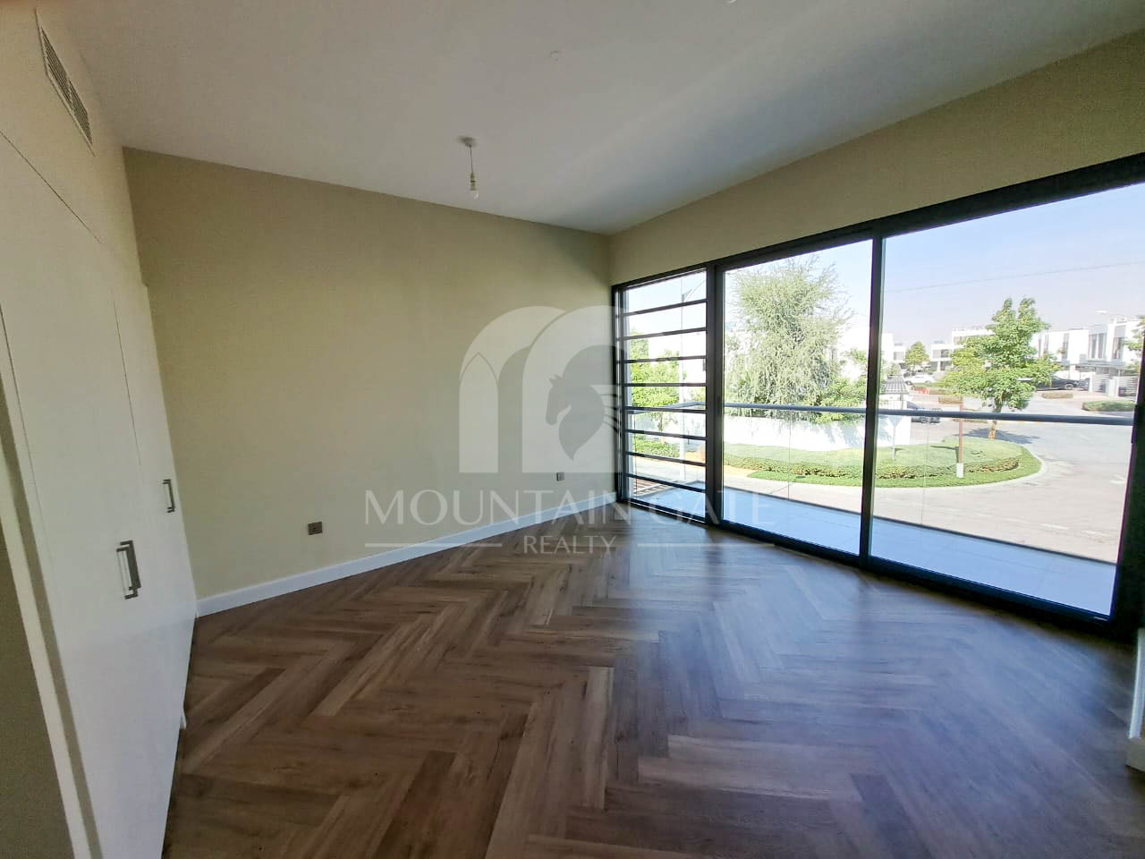 V3 - Luxury fully upgraded - Vacant - Single row 6BR Damac Hills 2 Mountain Gate