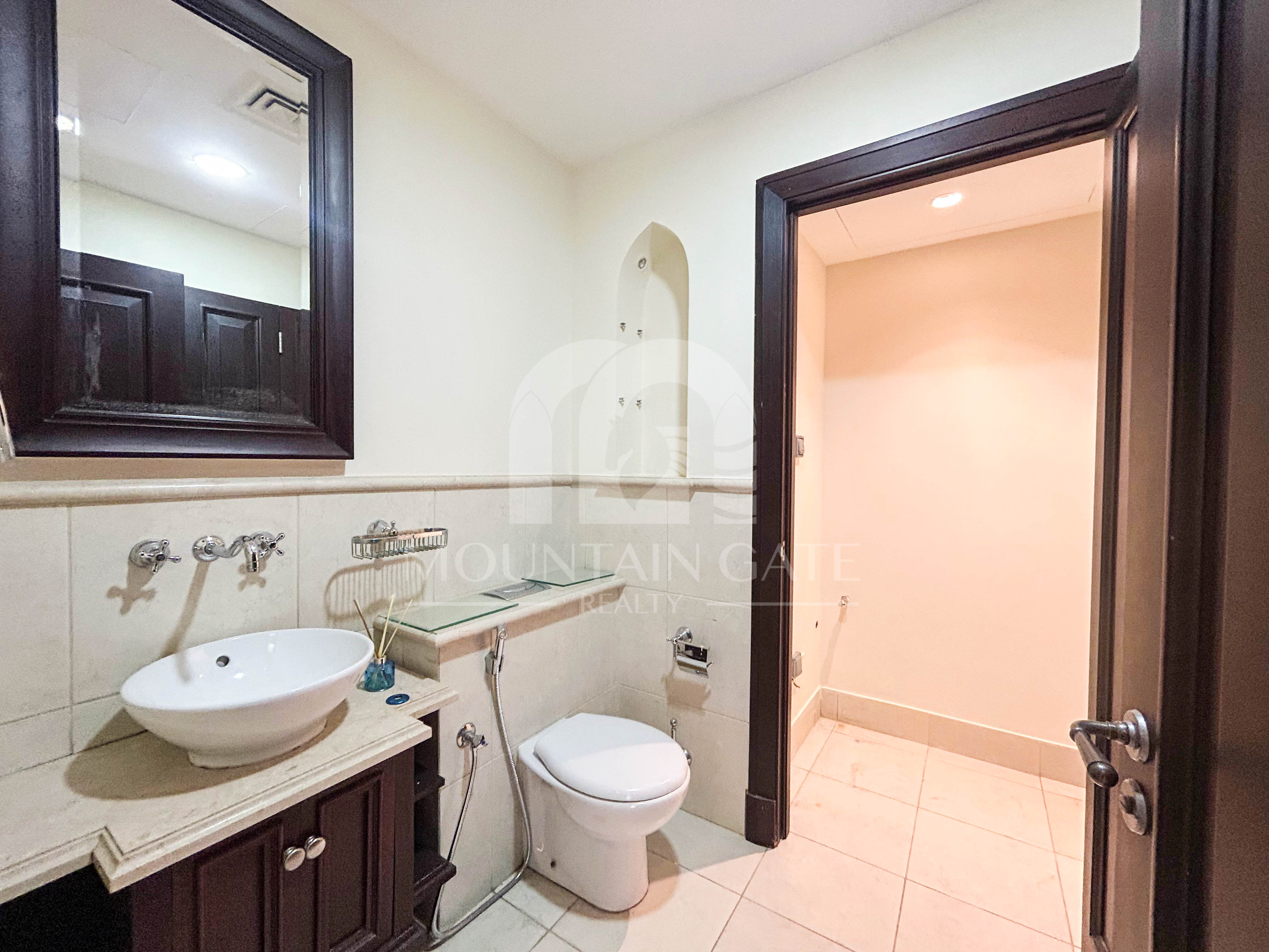 Vacant | Burj Khalifa View | 5-min to Dubai Mall 2BR Old Town Mountain Gate
