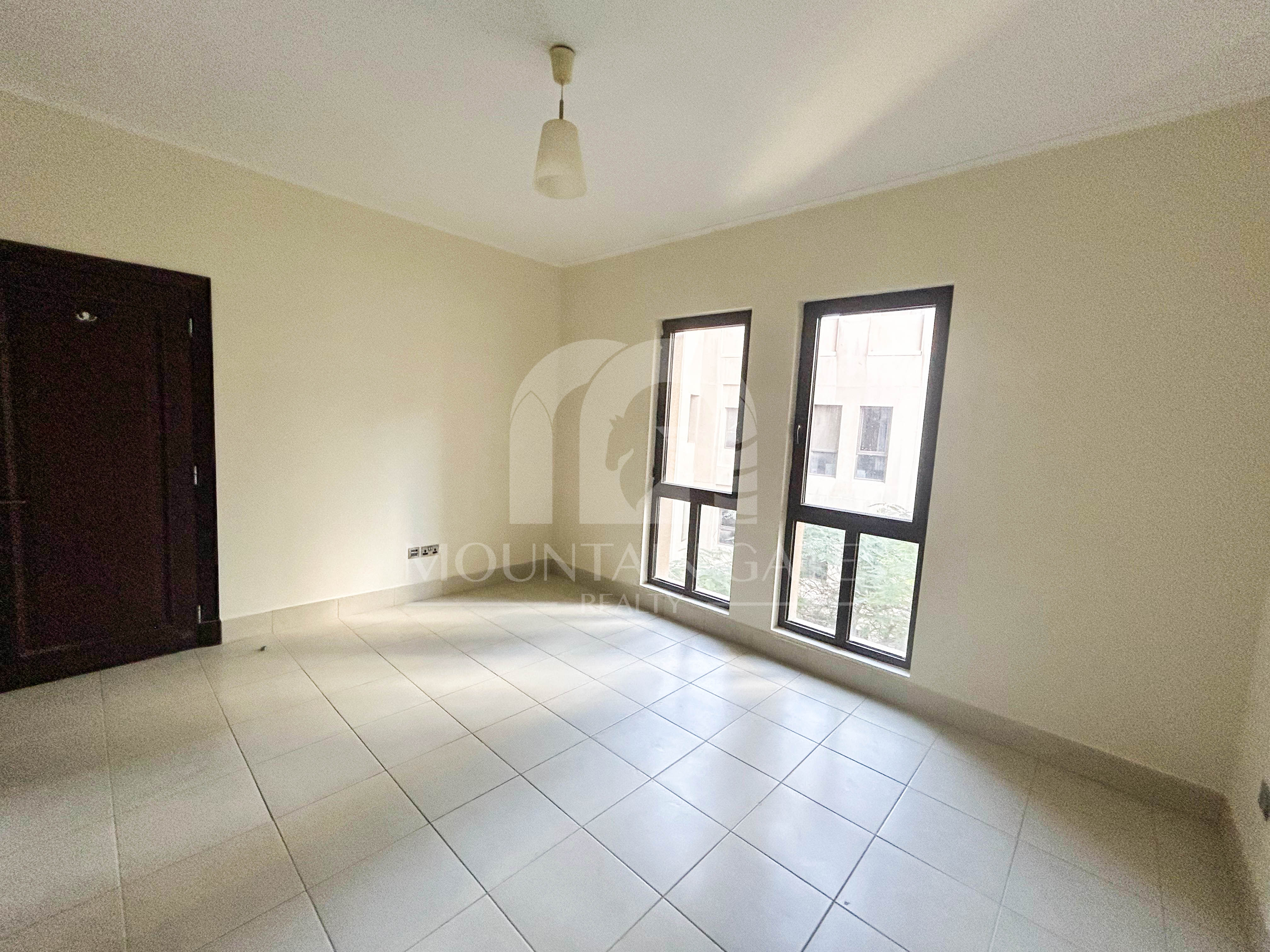 Vacant | Burj Khalifa View | 5-min to Dubai Mall 2BR Old Town Mountain Gate