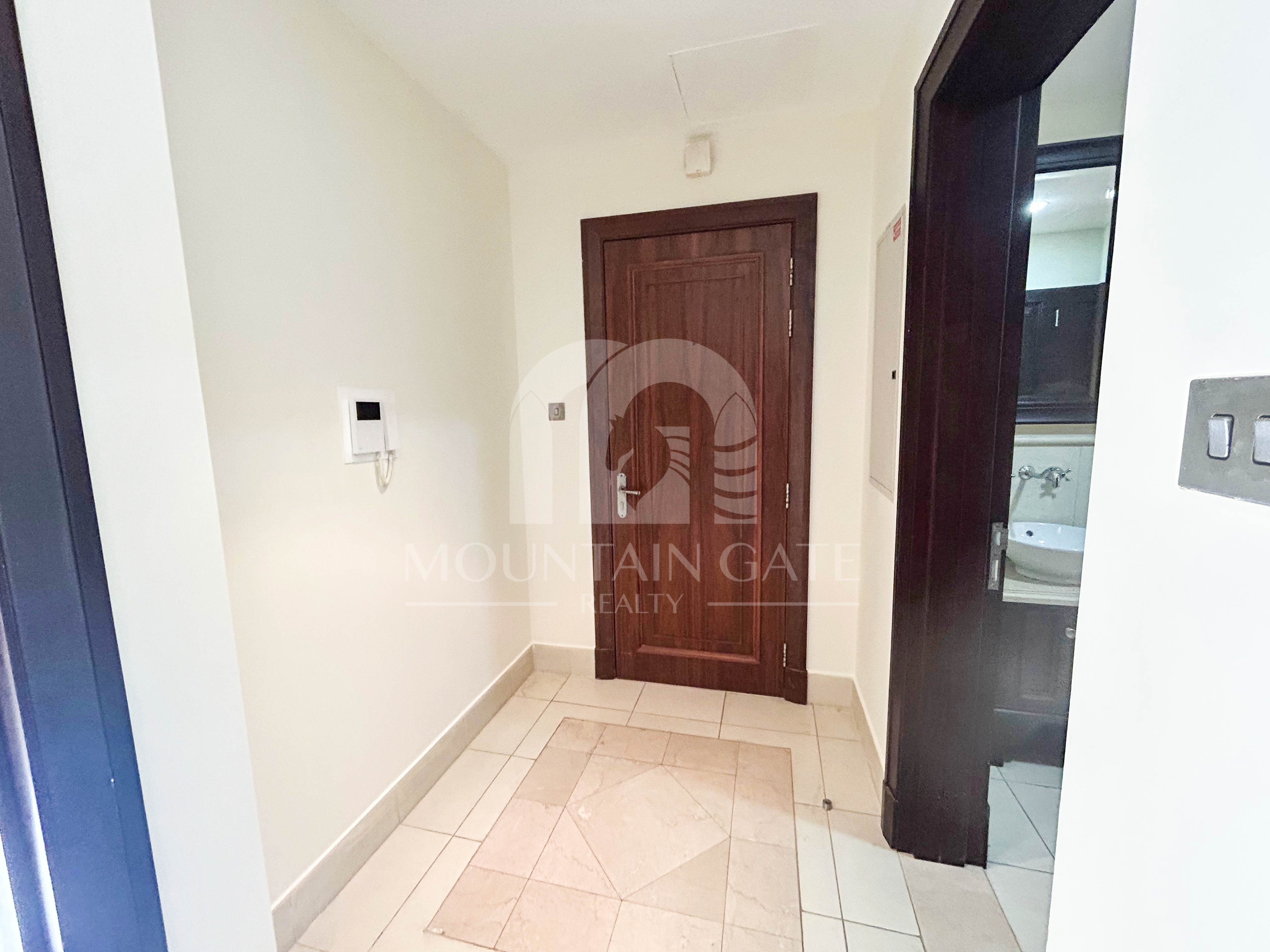Vacant | Burj Khalifa View | 5-min to Dubai Mall 2BR Old Town Mountain Gate