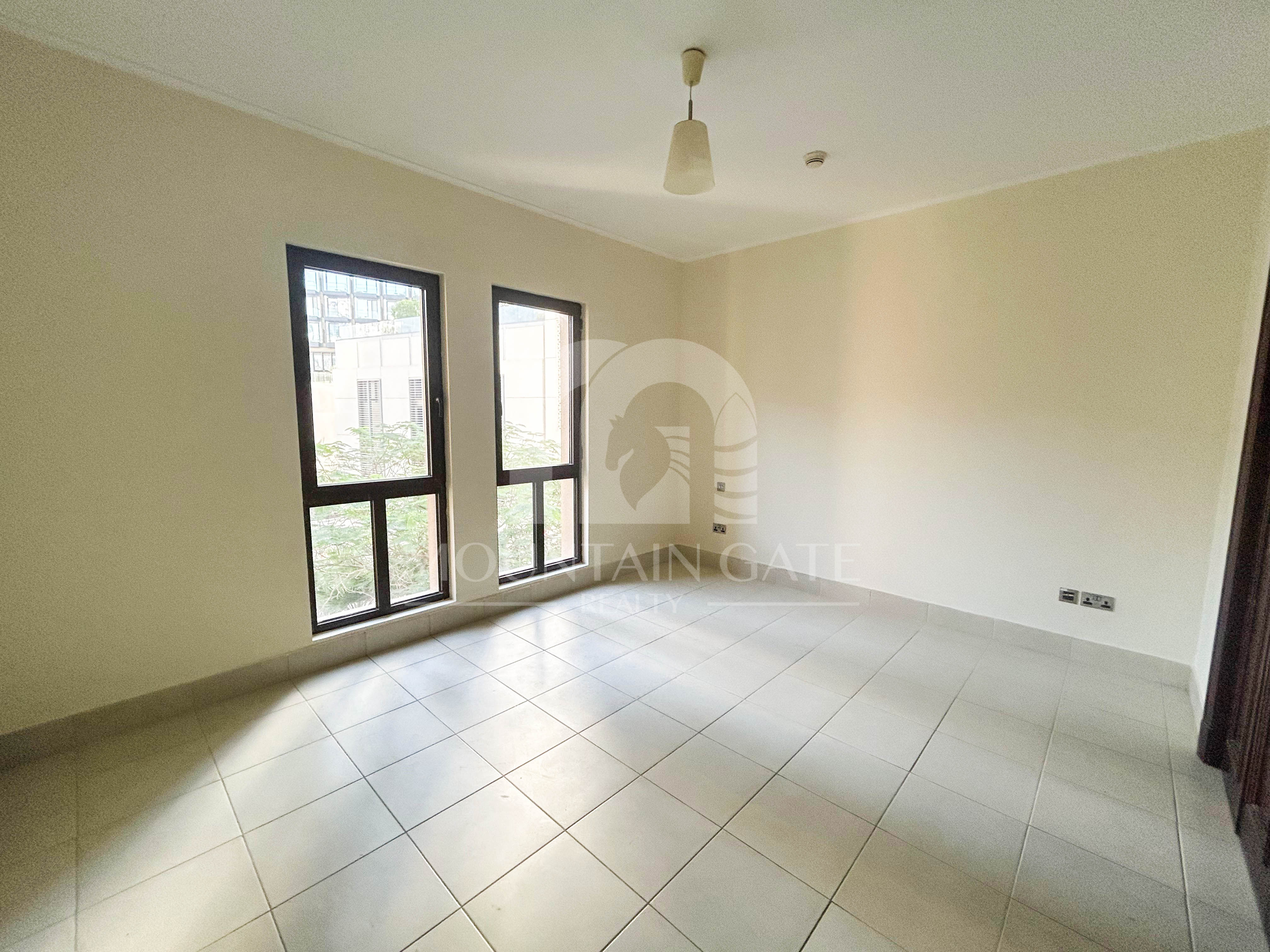 Vacant | Burj Khalifa View | 5-min to Dubai Mall 2BR Old Town Mountain Gate