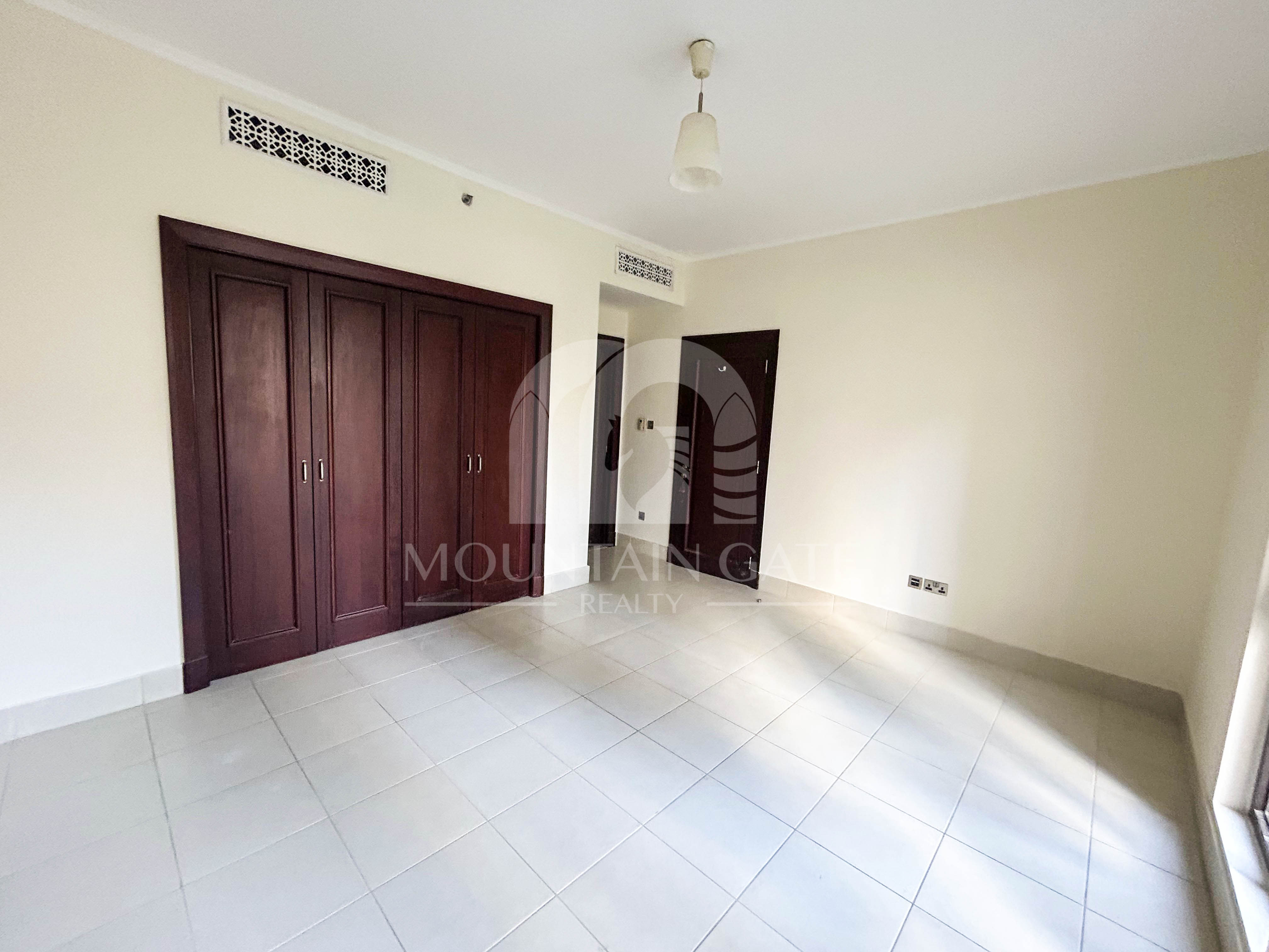 Vacant | Burj Khalifa View | 5-min to Dubai Mall 2BR Old Town Mountain Gate