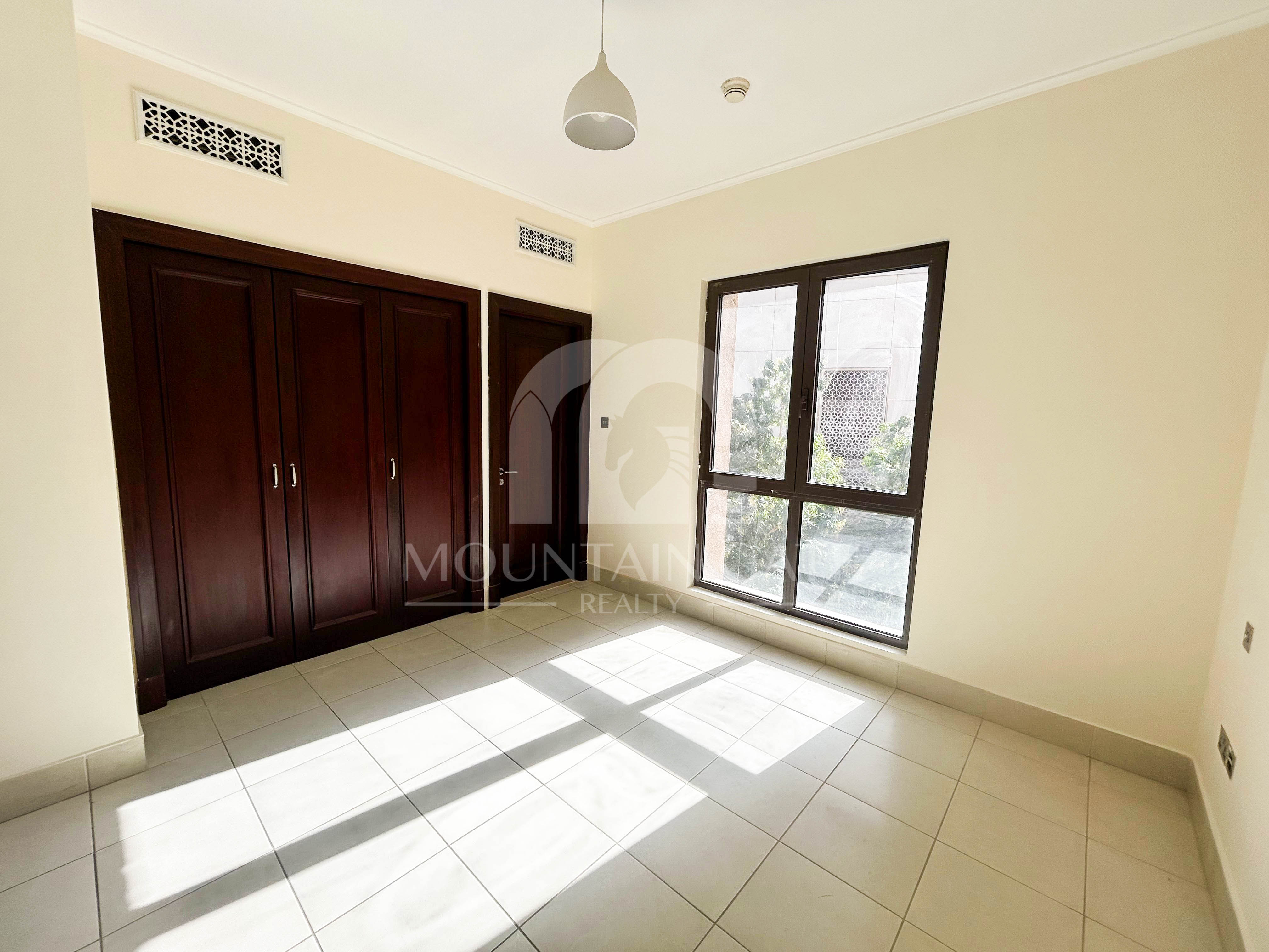 Vacant | Burj Khalifa View | 5-min to Dubai Mall 2BR Old Town Mountain Gate