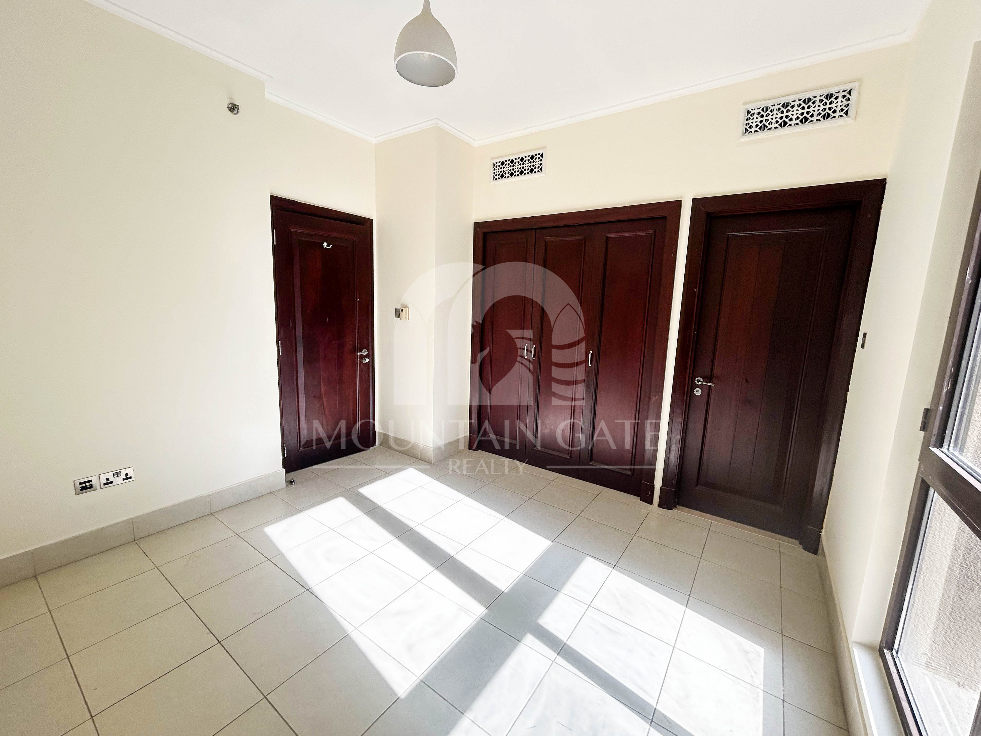Vacant | Burj Khalifa View | 5-min to Dubai Mall 2BR Old Town Mountain Gate