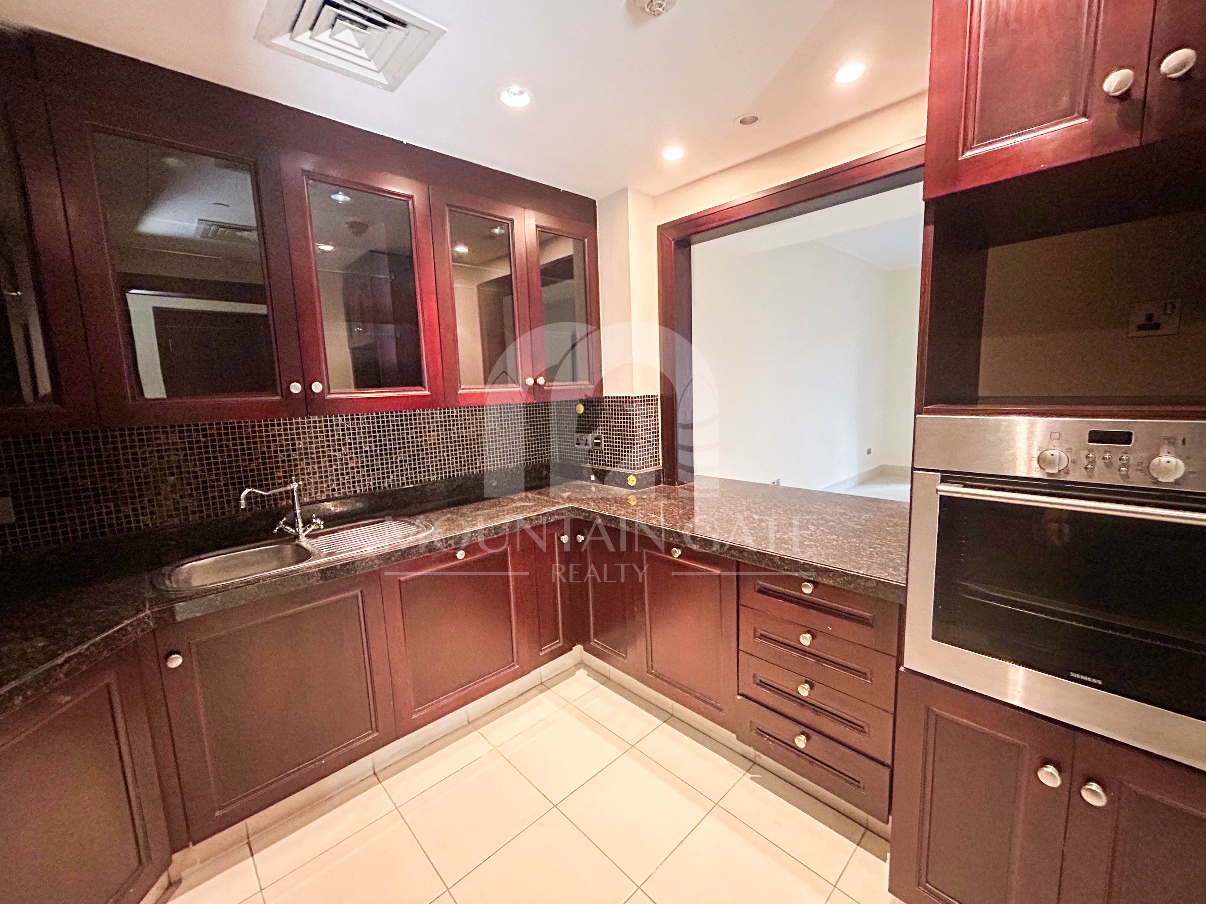 Vacant | Burj Khalifa View | 5-min to Dubai Mall 2BR Old Town Mountain Gate