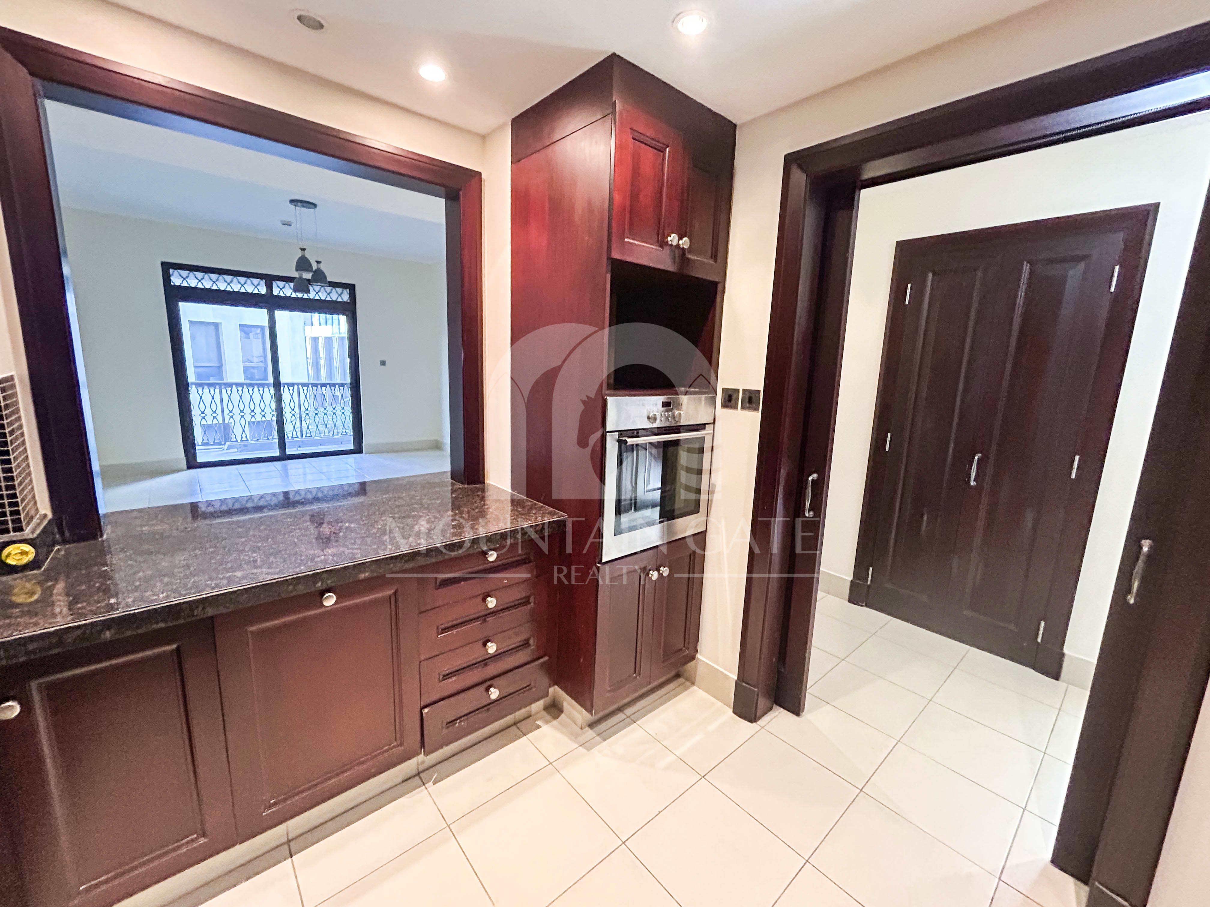 Vacant | Burj Khalifa View | 5-min to Dubai Mall 2BR Old Town Mountain Gate