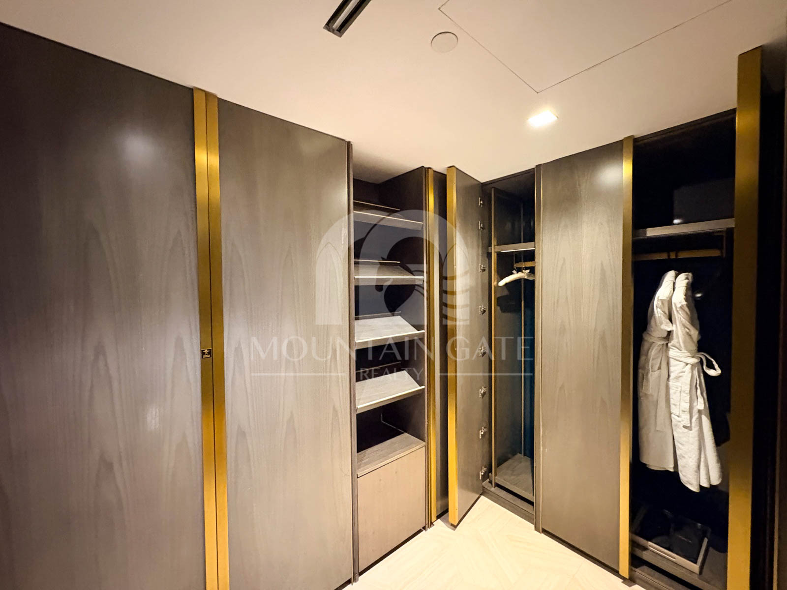 1 of 1 Penthouse | Private Pool | large layout 4BR Palm Jumeirah Mountain Gate