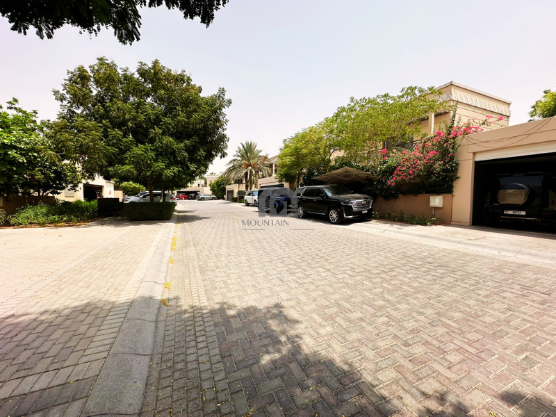 Luxury villa | Big Pool | Vacant on transfer 6BR Muwaileh Commercial Mountain Gate