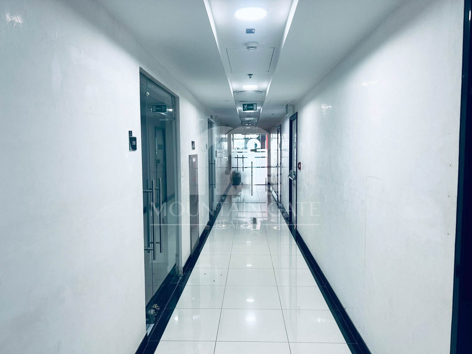 Vacant Now Close to Metro Prime Fitted office Business Bay Mountain Gate