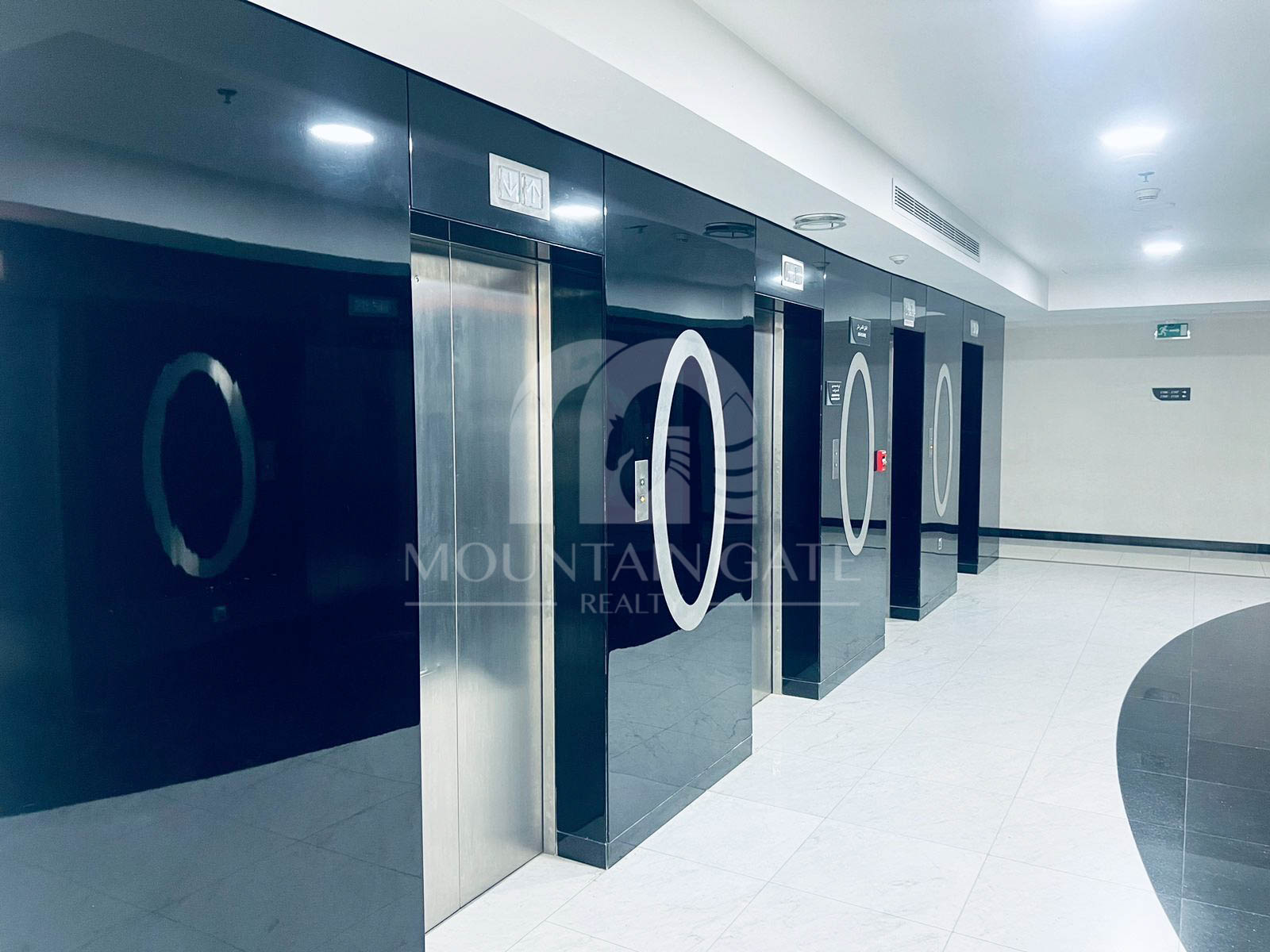 Vacant Now Close to Metro Prime Fitted office Business Bay Mountain Gate